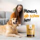 Ein glücklicher Golden Retriever liegt auf einem Teppich und beobachtet ein "Intestinal Comple Pro"-Supplement, während eine Person auf einer Couch in der Nähe sitzt.