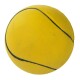 Ein leuchtend gelber Gummiball für Haustiere, mit schwarzen Linien, die einem Basketballmuster ähneln.