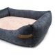 Ein plüschiges, rechteckiges Haustierbett mit einem dunkelgrauen Äußeren und einem weichen rosa Inneren, mit einem kleinen braunen Etikett, das "RexProduct.com" liest.