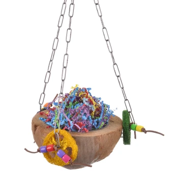 Buntes Vogelspielzeug mit einer Holzschüssel, die mit zerknülltem Papier gefüllt ist, an Ketten aufgehängt, mit daran befestigten kaubaren Spielzeugen.