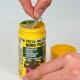 Eine Hand zieht ein Siegel von einem gelben Behälter mit JBL Pro Novo Pleco Fischfutter ab, das für Plecos und Loricariids beschriftet ist.
