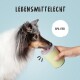 Ein Collie-Hund leckt einen grünen Futterbehälter, der von einer Hand gehalten wird, mit dem Text "LEBENSMITTELCHE" und "BPA-FREI" darüber.