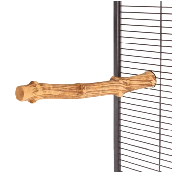 Natürlicher Holzstamm, der an einem schwarzen Drahtkäfig befestigt ist, entworfen für kleine Haustiere zum Klettern und Ausruhen.