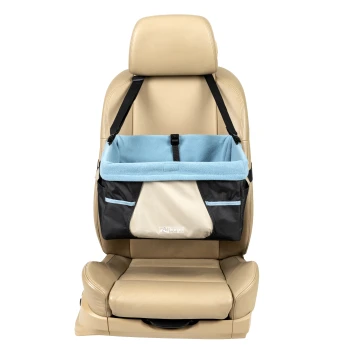 Ein beiger Autositz mit einem Kurgo-Tierautositzbezug, der mit einem blauen Fleece-Futter und schwarzen Taschen an den Seiten ausgestattet ist.