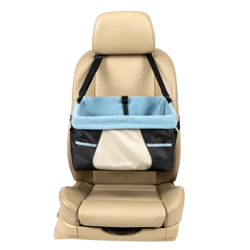Ein beiger Autositz mit einem Kurgo-Tierautositzbezug, der mit einem blauen Fleece-Futter und schwarzen Taschen an den Seiten ausgestattet ist.