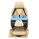 Ein beiger Autositz mit einem Kurgo-Tierautositzbezug, der mit einem blauen Fleece-Futter und schwarzen Taschen an den Seiten ausgestattet ist.