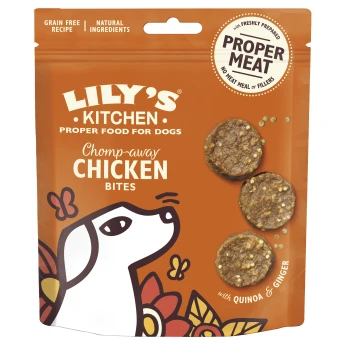 Lily's Kitchen Chomp-away Chicken Bites für Hunde, mit einem weißen Hund und dem Text: "Getreidefreies Rezept" und "Natürliche Zutaten."