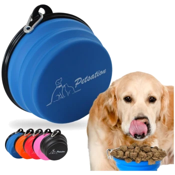 Zusammenklappbare blaue Futterschüssel für Haustiere mit schwarzem Rand, mit dem Logo 'Petsation', neben orangefarbenen, rosa und schwarzen Schüsseln, mit Hundefutter in einer Schüssel.