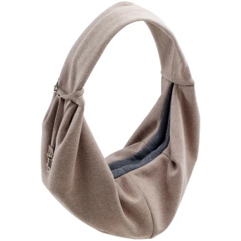 Eine stilvolle beige Tragetasche für Haustiere aus weichem Stoff, mit einem breiten Tragegurt und einer Reißverschlusstasche zur Aufbewahrung.