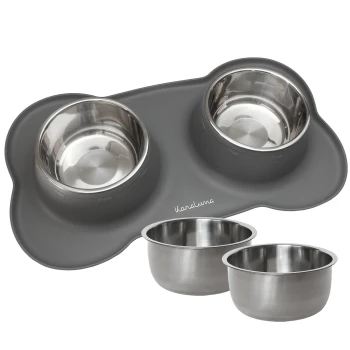 Edelstahl-Haustierfutter- und Wasserschalen auf einer grauen, pfotenförmigen Matte, mit zwei Hauptschalen und zwei zusätzlichen Schalen.