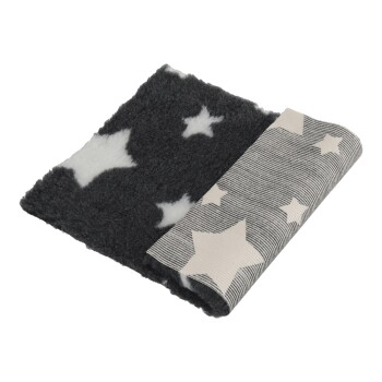 Gefaltete schwarz-weiße Haustierdecke mit Sternmustern, eine Seite flauschig, die andere gestreift mit Sternen.