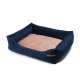 Navyblaue Haustierbett mit weichem rosa Zentrum und erhöhten Seiten, mit einem kleinen braunen Etikett an der Seite.