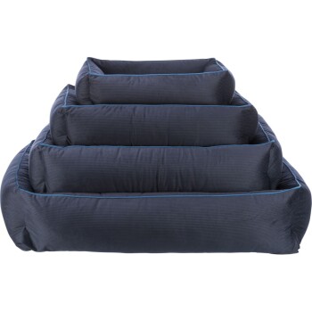 Ein Stapel von vier plüschigen Haustierbetten in Marineblau mit kontrastierenden hellblauen Paspeln, entworfen für Komfort und Stil.