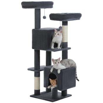 Grauer mehrstufiger Kratzbaum mit zwei Katzen auf Plattformen und einer Katze in Höhlen.