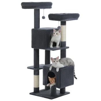 Grauer mehrstufiger Kratzbaum mit zwei Katzen auf Plattformen und einer Katze in Höhlen.