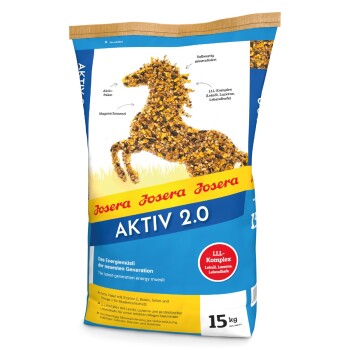 Eine Tüte Josera Aktiv 2.0 Pferdefutter, mit einer Pferdesilhouette aus Müsli, mit Text, der die ernährungsphysiologischen Vorteile und Zutaten hervorhebt.