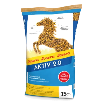 Eine Tüte Josera Aktiv 2.0 Pferdefutter, mit einer Pferdesilhouette aus Müsli, mit Text, der die ernährungsphysiologischen Vorteile und Zutaten hervorhebt.