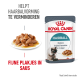 Royal Canin haarbal kattenvoer verpakking met een bord natvoer, met tekst: "Helpt haarbalvorming te verminderen" en "Fijne plakjes in saus."