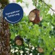 Vogelfutterspender hängen von einem Baum, umgeben von grünen Blättern, mit einem runden Etikett, das "Ganzjahresfütterung" liest.