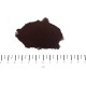 Dunkelbrauner Pulverhügel auf weißem Hintergrund über einem Zentimetermaß mit der Beschriftung „cm“ und der 0 in der Mitte.