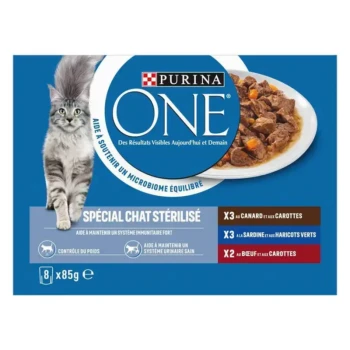 L'emballage de la nourriture pour chats Purina ONE montre un chat gris et met en avant "Spécial Chat Stérilisé" avec des saveurs : canard, sardine et bœuf.