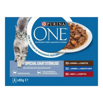 L'emballage de la nourriture pour chats Purina ONE montre un chat gris et met en avant "Spécial Chat Stérilisé" avec des saveurs : canard, sardine et bœuf.