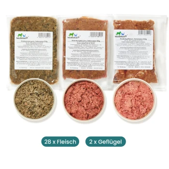 Drei Pakete Haustierfutter, beschriftet mit "Rinderpansen grün," "Rind-Komplett Extra," und "Rinderkomplettfleisch," neben Schalen mit rohem Fleisch.