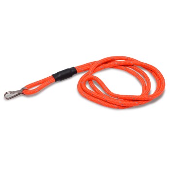 Hellorange geflochtene Hundeleine mit Metallclip und schwarzer Verstärkung nahe dem Clip, auf weißem Hintergrund aufgewickelt.