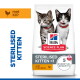 Hill's Science Plan Sterilised Kitten <1 kipzak met twee kittens, tekst 'met KIP' en '5 ESSENTIËLE VOORDELEN'.