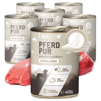 Dosen mit "Pferd Pur" Hundefutter, die mit einem Pferdefleisch-Etikett versehen sind, als hypoallergen gekennzeichnet, mit einem rohen Fleischstück daneben.