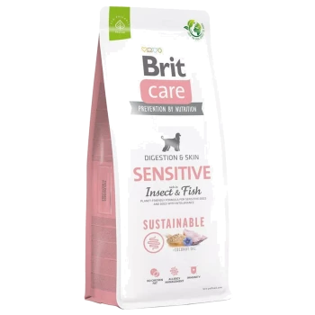 Tüte Brit Care Sensitive Hundefutter, mit Insekten- und Fischzutaten, die die Verdauung und Hautgesundheit fördern, beschriftet mit "Nachhaltig."