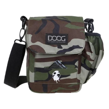 Tarnfarbenes Haustierzubehör von DOOG, mit einer Vordertasche mit einem Panda-Grafik und einem verstellbaren Schultergurt.