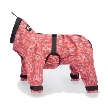 Pink camouflage Hunderegenmantel mit schwarzen Riemen und Kapuze, am Hals mit "PAW" beschriftet.