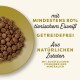 Trockenfutter auf einem grünen Teller, mit dem Text: "80% tierisches Protein," "getreidefrei," "natürliche Zutaten," "hinzugefügte Vitamine und Mineralien."