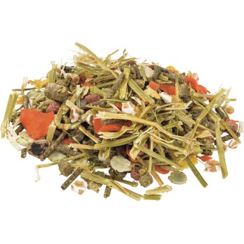Tas de mélange d'aliments pour petits animaux avec tiges de foin, granulés verts, morceaux de carotte séchée rouges et morceaux de maïs et de céréales soufflés.