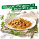 Leckeres Haustierfutter auf einem Teller, garniert mit Kräutern, mit dem Text "Köstliche, von der Natur inspirierte Rezepte" darüber.