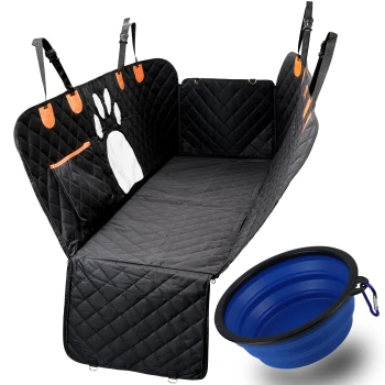 Schwarze, gesteppte Autositzabdeckung für Haustiere mit orangefarbenen Akzenten und einem Pfotenabdruckdesign, begleitet von einer zusammenklappbaren blauen Haustierschüssel.