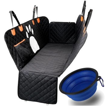 Schwarze, gesteppte Autositzabdeckung für Haustiere mit orangefarbenen Akzenten und einem Pfotenabdruckdesign, begleitet von einer zusammenklappbaren blauen Haustierschüssel.