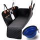 Schwarze, gesteppte Autositzabdeckung für Haustiere mit orangefarbenen Akzenten und einem Pfotenabdruckdesign, begleitet von einer zusammenklappbaren blauen Haustierschüssel.