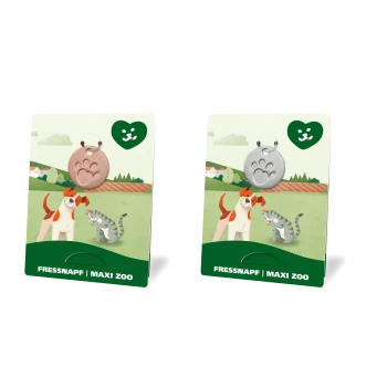 Deux étiquettes d'identification pour animaux affichées sur des cartes avec un chien et un chat joueurs dans un paysage verdoyant. Le texte indique "FRESSNAPF | MAXI ZOO."