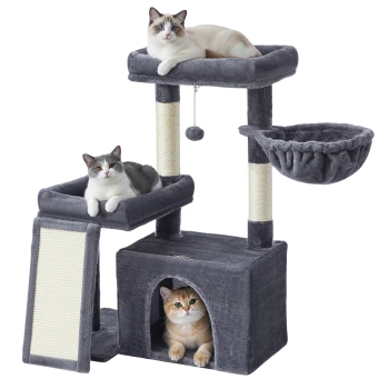 Grauer Kratzbaum mit Sisal-Pfosten und Hängespielzeug; oben eine cremefarbene Katze, auf der mittleren Plattform eine grau-weiße Katze und ein orangenes Kätzchen in der Höhle.