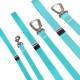 Fünf türkisfarbene Hundeleinen unterschiedlicher Längen, die zusammen ausgestellt sind, mit Metallclips und schwarzen Etiketten mit weißer Naht.