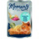 Torebka karmy dla kotów z tuńczykiem i kurczakiem z serem, oznaczona napisem "Moments to enjoy," z odznaką jakości filet i kotem wylegującym się obok.