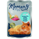 Pochette de nourriture pour chat présentant du thon et du poulet avec du fromage, étiquetée "Moments to enjoy," avec un badge de qualité filet et un chat se prélassant à côté.
