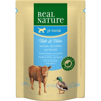 Junior Pouch 6x300 g Real Nature Junior Haustierfutterverpackung mit einer Kuh und einer Ente, beschriftet mit "Kalb & Huhn mit Ente, Kartoffeln und Hanföl."