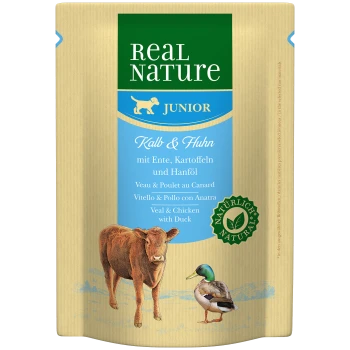 Real Nature Junior Haustierfutterverpackung mit einer Kuh und einer Ente, beschriftet mit "Kalb & Huhn mit Ente, Kartoffeln und Hanföl."