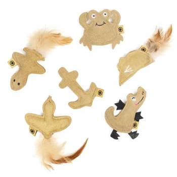 Eine Sammlung von sechs plüschigen Haustierspielzeugen in Form eines Frosches, Fisches, Ankers, Vogels und eines Drachen, mit weichen Texturen und verspielten Designs.