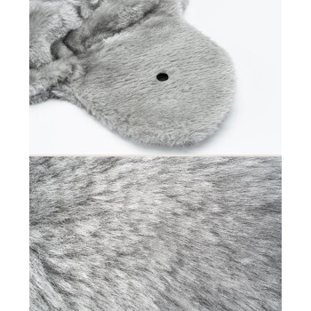 Graues Plüschhaustier-Spielzeug mit einer weichen, felligen Textur, mit einem runden Loch oben, vor einem weißen Hintergrund präsentiert.