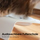 Eine getigerte Katze frisst aus einer stabilen weißen Fressschüssel auf einem Holzboden, mit dem Text "Stabil & kippsicher für stressfreies Fressen."