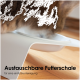 Eine getigerte Katze frisst aus einer stabilen weißen Fressschüssel auf einem Holzboden, mit dem Text "Stabil & kippsicher für stressfreies Fressen."
